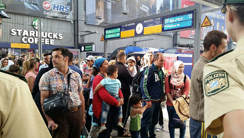 Hunderte Flüchtlinge kommen am Dienstagmorgen am Münchner Hauptbahnhof an Hunderte Flüchtlinge kommen am Dienstagmorgen am Münchner Hauptbahnhof an