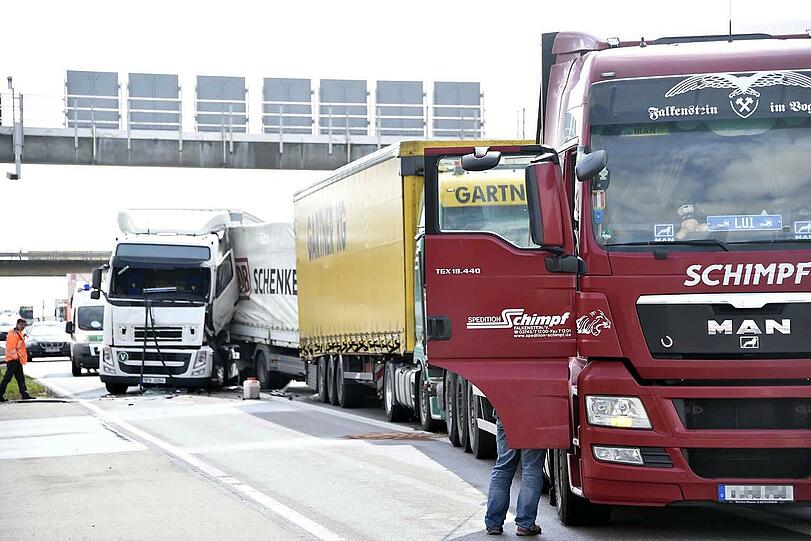 Auf der A9 krachten vier Lkw ineinander. Es kam zu langen Rückstaus und Verkehrsbehinderungen.