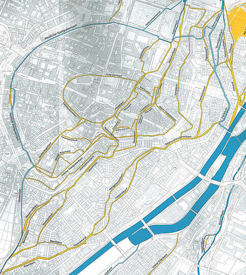 München ist durchzogen von alten Bachläufen. Bis in die 1960er Jahre hinein wurden die meisten zugeschüttet oder überbaut. In dieser Karte sind die zugeschütteten Bäche gelb markiert, die überbauten hellblau (mit Strichellinie). Nur die wenigen dunkelblau markierten Gewässer fließen noch offen &ndash; wie ein Stück des Glockenbachs, der Köglmühlbach, der Kegelhofbach und der Auer Mühlbach.