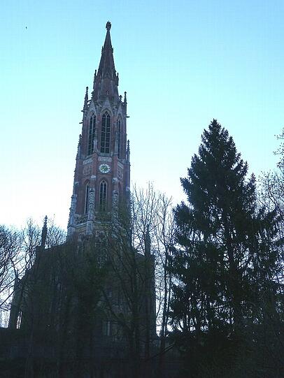 Die Kirche bei Tag.
