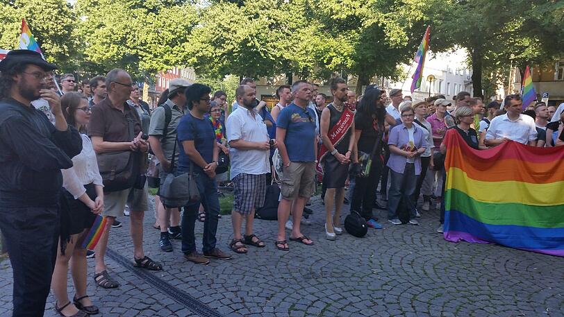 Ein Zeichen gegen Homophobie: Die Demonstration auf dem Weißenburger Platz.