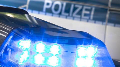 Ein Blaulicht auf dem Dach eines Polizeiwagens. Foto: Friso Gentsch/dpa/Symbolbild