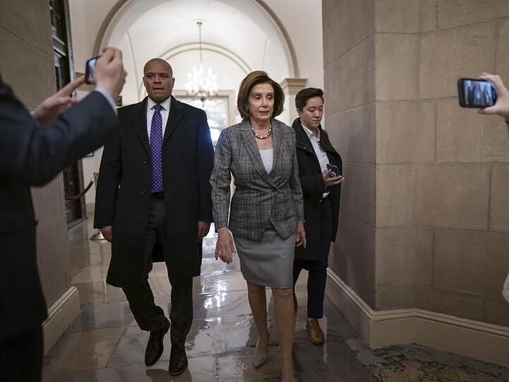 Nancy Pelosi, Sprecherin des US-Repräsentantenhauses, kommt im Rahmen des Amtsenthebungsverfahrens ins Kapitol.