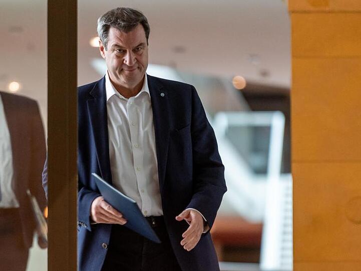 Markus Söder (CSU), Ministerpräsident von Bayern, kommt zu Beginn einer Kabinettssitzung in den Kuppelsaal der Bayerischen Staatskanzlei. Foto: Peter Kneffel/dpa
