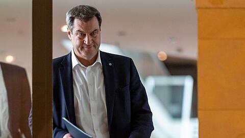 Markus Söder (CSU), Ministerpräsident von Bayern, kommt zu Beginn einer Kabinettssitzung in den Kuppelsaal der Bayerischen Staatskanzlei. Foto: Peter Kneffel/dpa