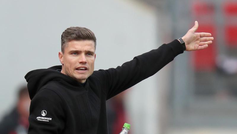 Der Nürnberger Trainer Robert Klauß reagiert auf den Spielverlauf.