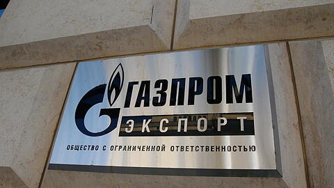 Ein Schild von Gazprom Export ist an einem Gebäude im historischen Zentrum von St. Petersburg angebracht.