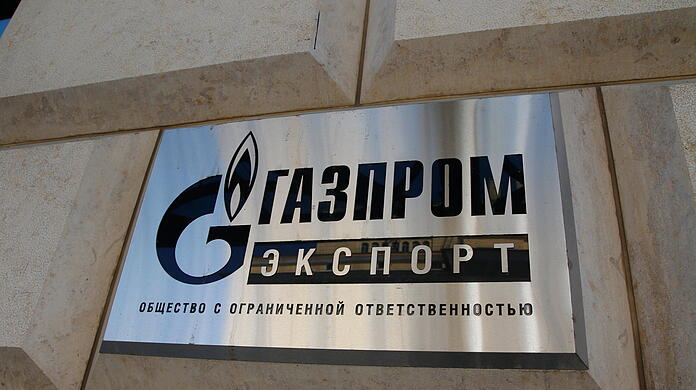 Ein Schild von Gazprom Export ist an einem Gebäude im historischen Zentrum von St. Petersburg angebracht.