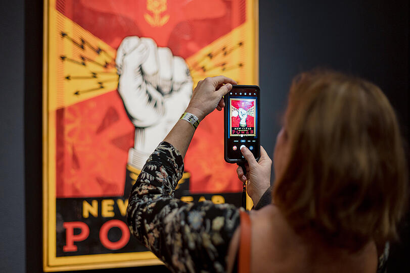 Die Ausstellung "New Clear Power" von Shepard Fairey im neuen Amuseum of Contemporary Art in der Schellingstraße 3.