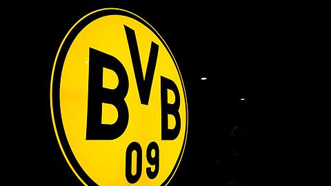 Das Logo des BVB leuchtet in der Dunkelheit.
