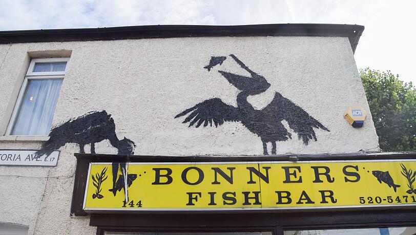 Die Pelikane an einem Fish-and-Chips-Shop tauchten an einem Freitag auf - wenn viele Briten sich das traditionelle Mahl g&ouml;nnen.