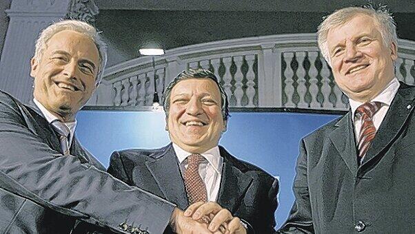Pose der Stärke mit dem Obersten der EU: Seehofer (r.) und Ramsauer (l.) mit José Maria Barroso (Mitte). Fotos: ddp, dpa Pose der Stärke mit dem Obersten der EU: Seehofer (r.) und Ramsauer (l.) mit José Maria Barroso (Mitte). Fotos: ddp, dpa