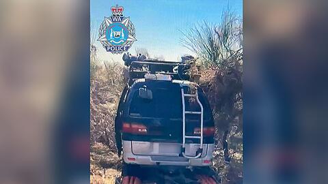 Der Van wurde verlassen in der Wildnis gefunden. Auf einem von der Polizei veröffentlichten Bild sieht es so aus, als ob der Wagen steckengeblieben wäre.