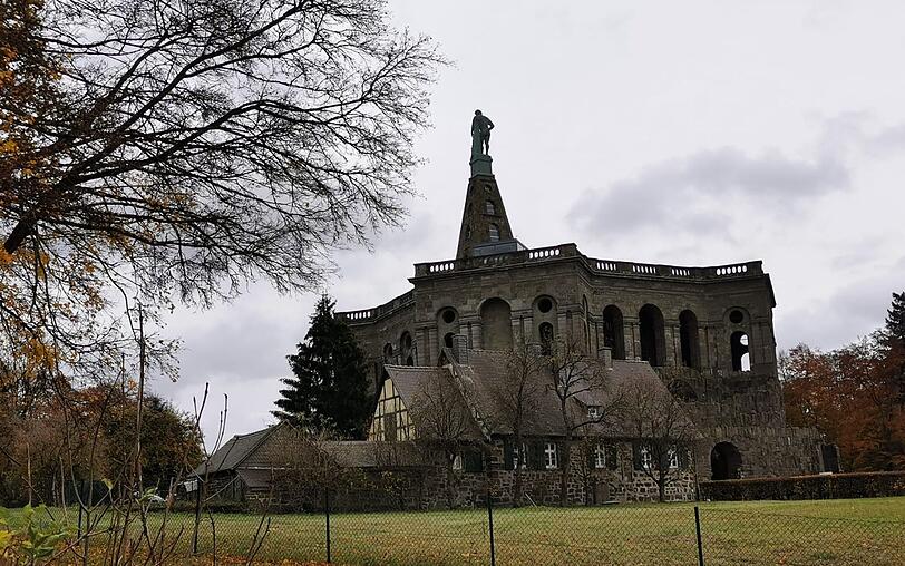 Der Bergpark Wilhelmshöhe mit dem Schloss und der mittelalterlichen Burgruine Löwenburg entstand bereits im 17. Jahrhundert unter Landgraf Carl und ist seit 2013 Teil des UNESCO-Weltkulturerbes. In der 560 Hektar großen Barock-Anlage befindet sich darüber hinaus die bekannte Herkules-Statue (Bild) als Wahrzeichen der Stadt Kassel. Der Bergpark Wilhelmshöhe mit dem Schloss und der mittelalterlichen Burgruine Löwenburg entstand bereits im 17. Jahrhundert unter Landgraf Carl und ist seit 2013 Teil des UNESCO-Weltkulturerbes. In der 560 Hektar großen Barock-Anlage befindet sich darüber hinaus die bekannte Herkules-Statue (Bild) als Wahrzeichen der Stadt Kassel.