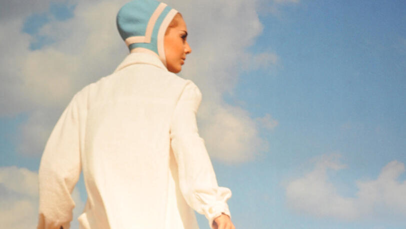 Der Mode-Fotograf F. C. Gundlach vor einem seiner bekanntesten Motive im Nürnberger Neuen Museum Der Mode-Fotograf F. C. Gundlach vor einem seiner bekanntesten Motive im Nürnberger Neuen Museum