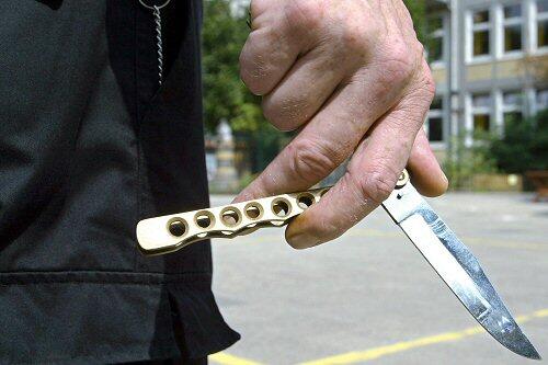 Im Ostpark haben zwei Männer einem Schüler (17) mit dem Messer in den Oberschenkel gestochen. Die Polizei fahndet nach ihnen und sucht nach Zeugen der Tat. (Symbolbild)
