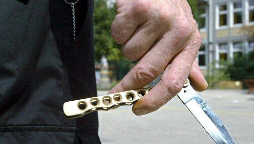 Im Ostpark haben zwei Männer einem Schüler (17) mit dem Messer in den Oberschenkel gestochen. Die Polizei fahndet nach ihnen und sucht nach Zeugen der Tat. (Symbolbild) Im Ostpark haben zwei Männer einem Schüler (17) mit dem Messer in den Oberschenkel gestochen. Die Polizei fahndet nach ihnen und sucht nach Zeugen der Tat. (Symbolbild)