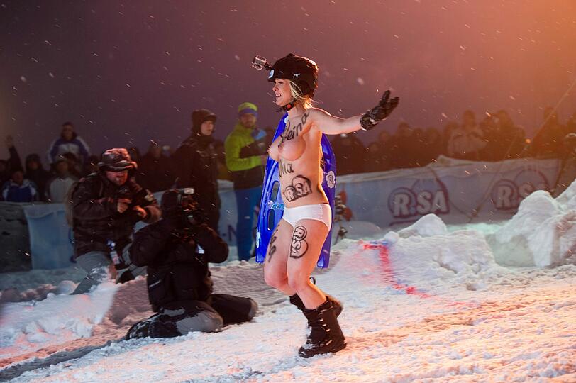 Schnelle Kurven, rasante Fahrten und tiefe Einblicke. Die Bilder von der irren Nackt-Rodel-Gaudi in Altenberg.