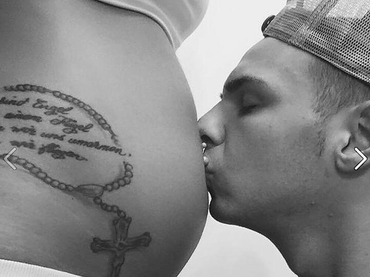 Der werdende Vater Pietro Lombardi küsst den Babybauch seiner Frau Sarah Engels