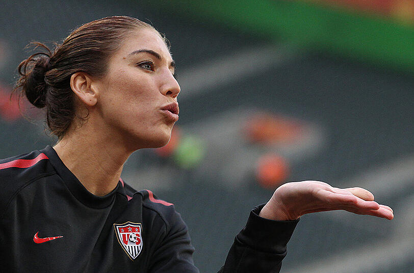 Die US-Torhüterin Hope Solo weiß auch neben dem Platz aufzufallen. Klicken Sie sich durch die Bilderstrecke.