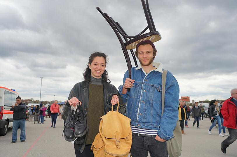 Ein schöner Thonet-Stuhl: Verkäuferin Bekah (24): &bdquo;Ich freue mich, dass ich eine Lederjacke für 20 Euro erstanden habe &ndash; und dazu ein paar Stiefel.&ldquo;
Schreiner Maxi (23): &bdquo;Ich habe einen der berühmten Thonet-Stühle ergattert. Wahrscheinlich ist es ein Nachbau, aber ich bin sehr stolz, den Verkäufer von 55 auf 30 Euro gedrückt zu haben.
Gerade eben wollten mir noch zwei Leute den Stuhl für zehn Euro abkaufen. Manche wissen eben nicht, was für ein besonderer Stuhl das ist. Ich werde den ihn jetzt noch ein bisschen aufarbeiten und schöner machen.&ldquo;