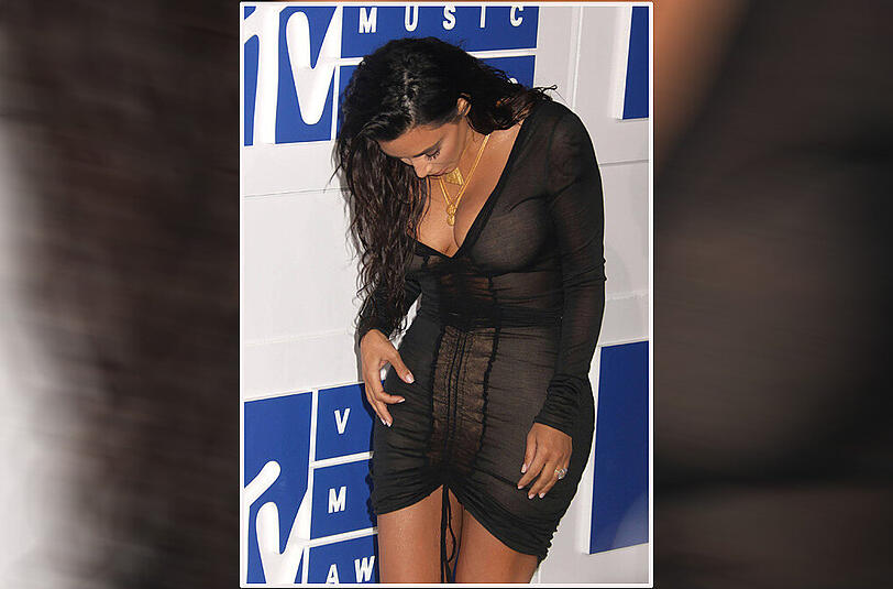Ob das Kleid die Aftershowparty überlebte? Kim Kardashian hatte bereits auf dem roten Teppich mit ihrem Netzlook zu kämpfen.