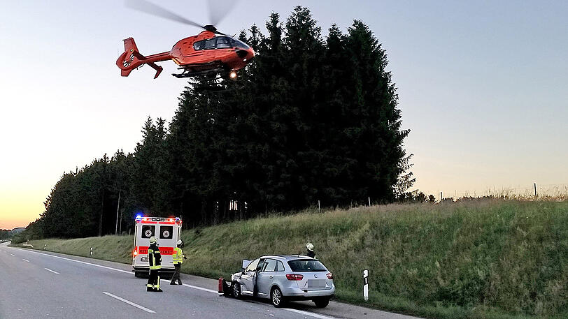 Der Wohnwagen ist komplett zerstört, das Zugfahrzeug landete in der Leitplanke. Ingesamt kamen drei Verletzte ins Krankenhaus. Die Bilder von der A7.
