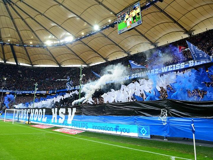 HSV-Fans brennen vor dem Spiel gegen den KSC Pyrotechnik ab.