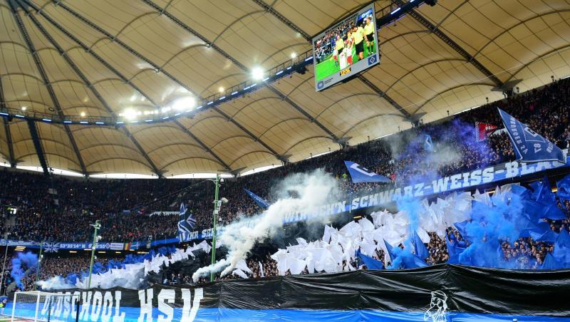 HSV-Fans brennen vor dem Spiel gegen den KSC Pyrotechnik ab. HSV-Fans brennen vor dem Spiel gegen den KSC Pyrotechnik ab.