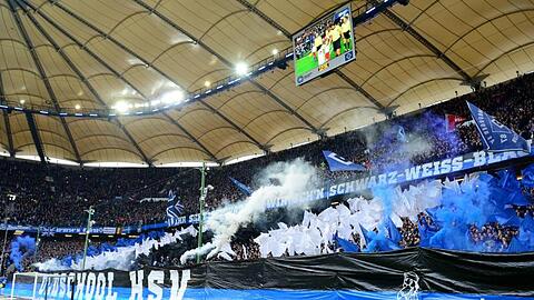 HSV-Fans brennen vor dem Spiel gegen den KSC Pyrotechnik ab.