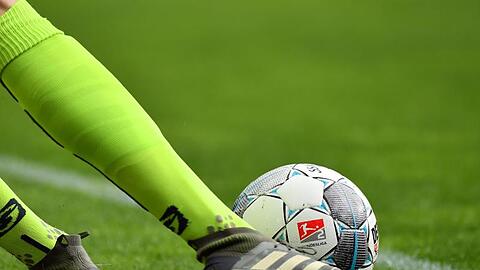 Ein Spieler tritt den Ball.