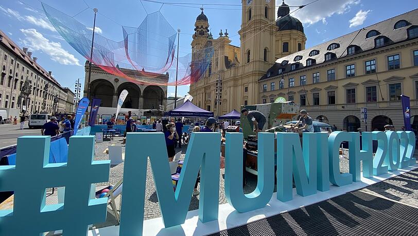 Ganz schön viel aufgebaut vor der Feldherrnhalle. Und der Schriftzug zeigt, wofür: die Spiele 2022! Ganz schön viel aufgebaut vor der Feldherrnhalle. Und der Schriftzug zeigt, wofür: die Spiele 2022!