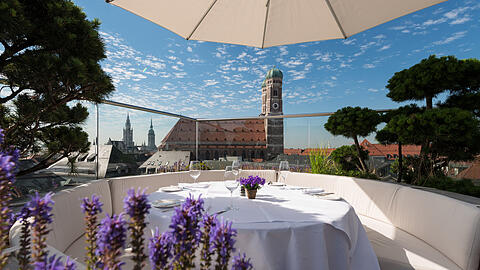 Dachterrasse im Hotel Bayerischer Hof: München von seiner Champagnerseite.