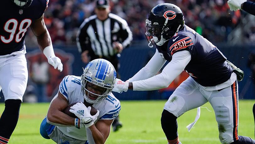 Lions-Receiver Amon-Ra St. Brown (M) fing gegen die Bears zehn Pässe für insgesamt 119 Yards.
