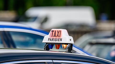 In Frankreich gibt es keine festgelegte Farbe für Taxis, jedoch sind die meisten silber, grau oder schwarz. (Archivbild)