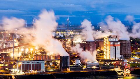 Der CO2-Ausstoß der Industrie belastet das Klima. (Archivbild)