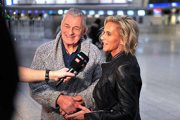 2024 reiste Heinz Hoenig f&uuml;rs Dschungelcamp nach Australien. 2026 stand dann seine Ehefrau Annika f&uuml;r ihr erstes Reality-Format in Thailand vor der Kamera.