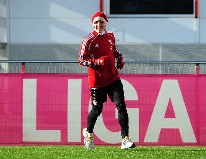Bastian Schweinsteiger kämpft nach seinem Schlüsselbeinbruch beim viertklassigen Bayern-Nachwuchs um sein Comeback noch vor der Winterpause. &bdquo;Es fühlt sich richtig gut an wieder auf dem Platz zu stehen. Bei den Zweikämpfen muss ich halt noch aufpassen&ldquo;, sagte Schweinsteiger der Nachrichtenagentur dapd. Trainer Jupp Heynckes hofft beim Bundesliga-Heimspiel gegen den 1. FC Köln am 16. Dezember auf die Rückkehr von Schweinsteiger.