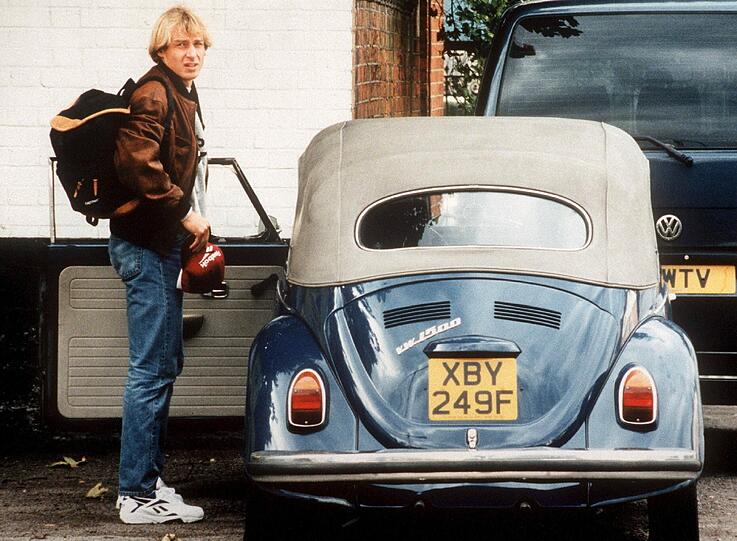 Passen gut zusammen: Ex-Fußball-Profi Jürgen Klinsmann und sein altes Käfer Cabrio, das er in Stuttgart erwarb, aber mitnahm als er nach Tottenham wechselte