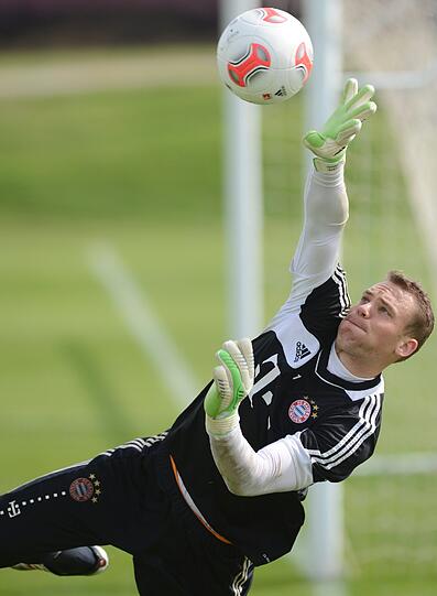 Platz 5: MANUEL NEUER, Fußball, FC Bayern,   8 %. Nicht unter Dauerbeschuss, aber wenn der Keeper gebraucht wird, ist er da. Nur sieben Gegentore in der Hinrunde. Schnell hat sich der Ex-Schalker in der Bayern-Hierarchie etabliert &ndash; genauso wie im erlesenen Zirkel der besten Torhüter der Welt.