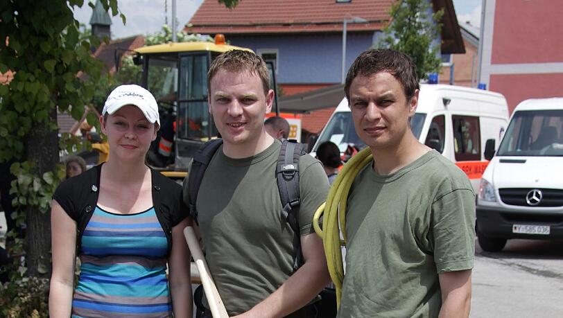 Alexandra und Franz-Josef Feilmeier (M.) warten mit dessen Bruder Stefan auf ein Boot, das sie zu ihrer Firma bringt. Alexandra und Franz-Josef Feilmeier (M.) warten mit dessen Bruder Stefan auf ein Boot, das sie zu ihrer Firma bringt.