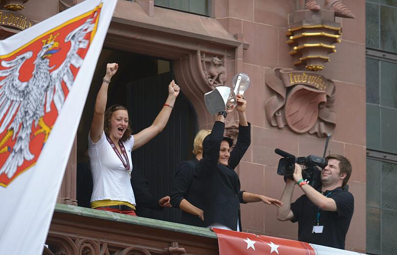 So schön jubelte die Frauenfußball-Nationalmannschaft auf dem Balkon des Frankfurter Römer. Klicken Sie durch die Bilderstrecke!
