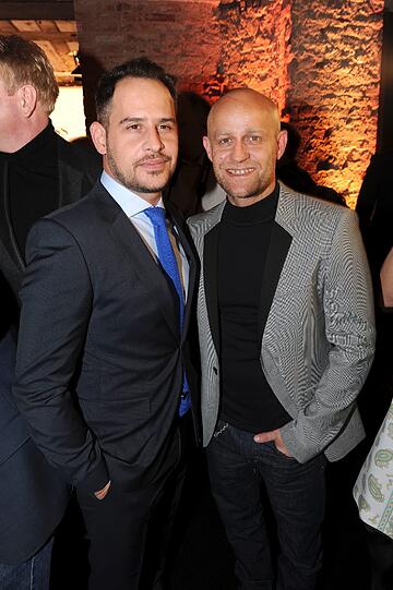 Zwei Leinwand-Originale: Moritz Bleibtreu (in BOSS) und Jürgen Vogel (in HUGO) bei der BOSS-Party und Vernissage "A PERSONAL TOUCH - young photo journalists at the red carpet" im Rahmen der Berlinale im BOSS Store Berlin am Mittwoch.