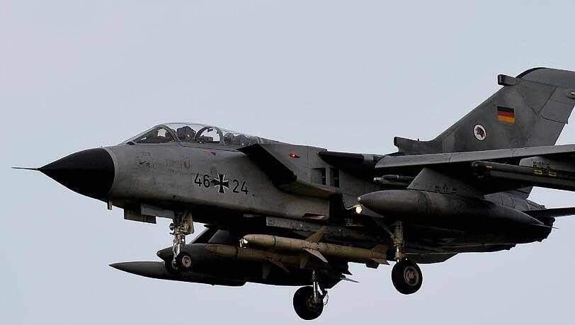 Ein Tornado bei einem Übungsflug in Jagel (Schleswig-Holstein). Ein Tornado bei einem Übungsflug in Jagel (Schleswig-Holstein).