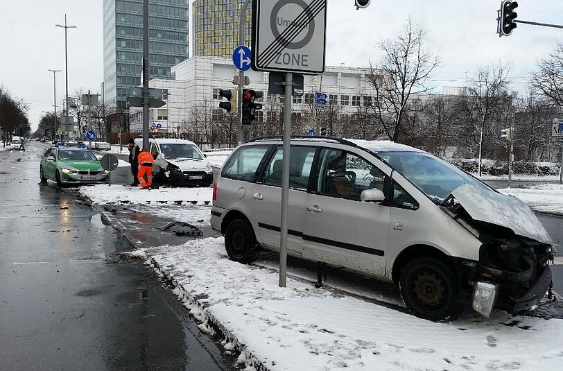 Der VW Sharan ist hin, wie auch der Lieferwagen dahinter.