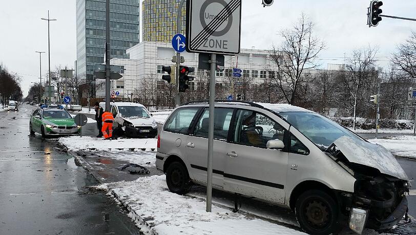 Der VW Sharan ist hin, wie auch der Lieferwagen dahinter. Der VW Sharan ist hin, wie auch der Lieferwagen dahinter.