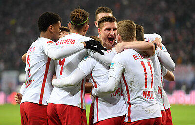 Torschütze Willi Orban (M.) von RB Leipzig freut sich mit der Mannschaft über das 2:0.