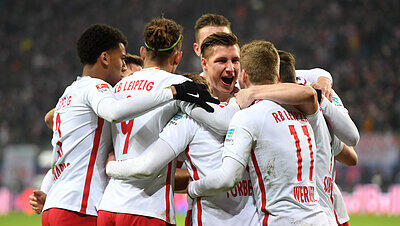 Torschütze Willi Orban (M.) von RB Leipzig freut sich mit der Mannschaft über das 2:0. Torschütze Willi Orban (M.) von RB Leipzig freut sich mit der Mannschaft über das 2:0.