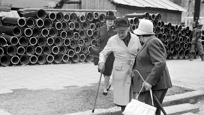 Drei alte Damen mühen sich 1965 an einer großen Kanal-Baustelle an der Arnulfstraße am Bahnhof.