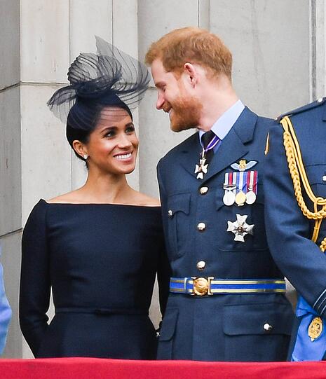 April: Die Sussexes melden sich auf Instagram an und brechen Rekorde: eine Million Follower in unter sechs Stunden. Fans des Paares veranstalten wochenlang eine virtuelle #GlobalSussexBabyShower, bei der sie im Namen von Harry und Meghan Geld für wohltätige Projekte sammeln.